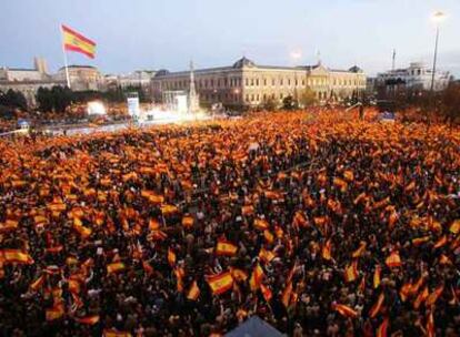 Plaza madrileña de Colón durante la manifestación contra el Gobierno celebrada ayer.