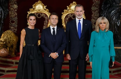 Los Reyes también mostraron una gran sintonía con el presidente de Francia, Emmanuel Macron, y su mujer, Brigitte Macron. De hecho, a su llegada, la Reina agarró cariñosamente a la esposa del mandatario y le dio dos besos, saltándose de nuevo el protocolo.