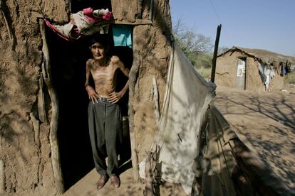 Apolinario Domínguez, indio toba de cincuenta y dos años, junto a la puerta de su casa en Castelli, provincia del Chaco, donde sobreviven en situación de extrema pobreza y malnutrición más de 60.000 indígenas. Argentina, 29 de agosto de 2007.