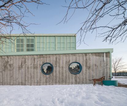 Fachada exterior de la escuela Educan, en Brunete (Madrid), a principios de 2021, durante la nevada de la tormenta Filomena.