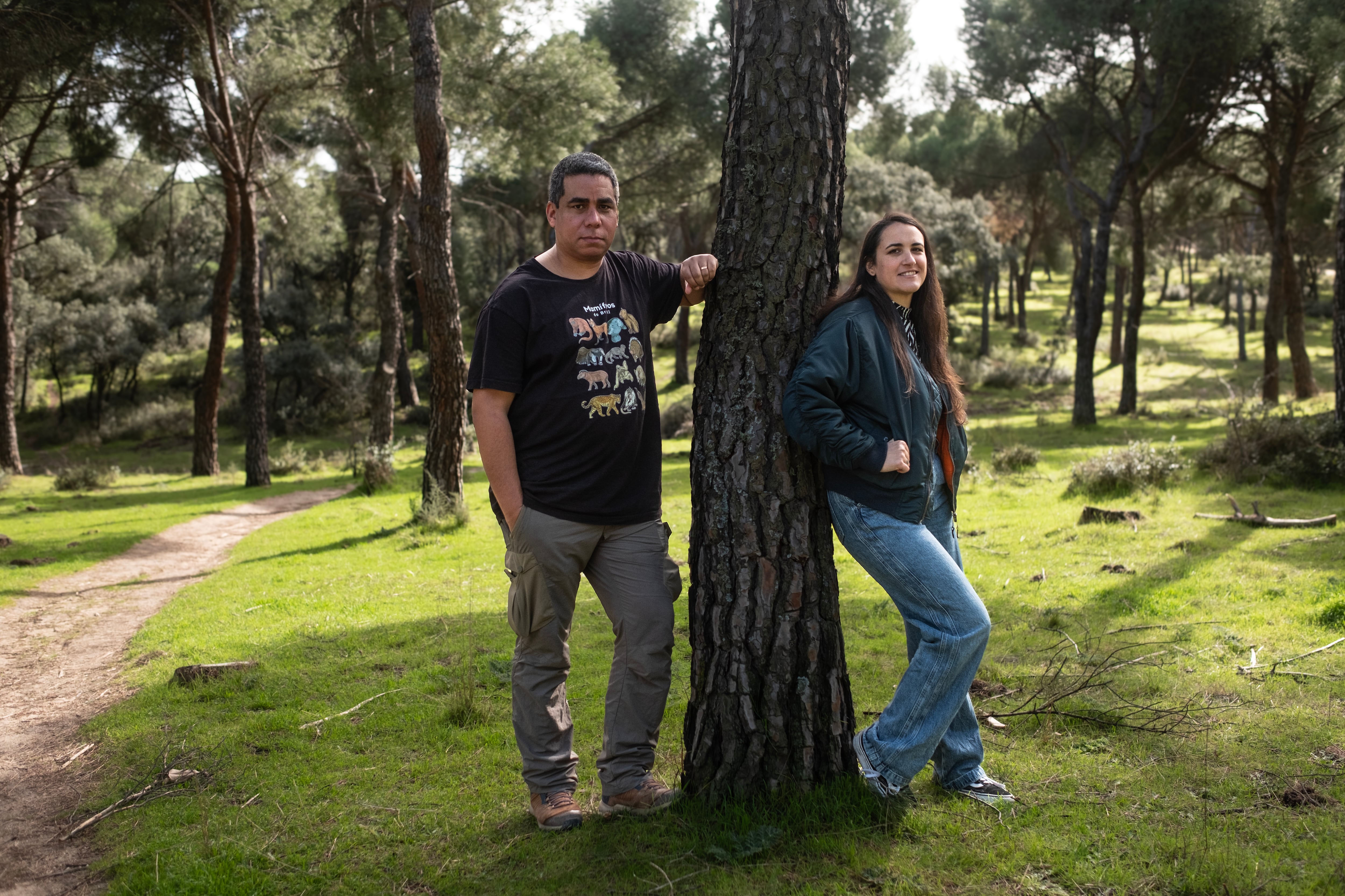 William Carvalho y Lidia Mayordomo, en el parque de Valdelatas donde colocaron grabadoras de ultrasonido.