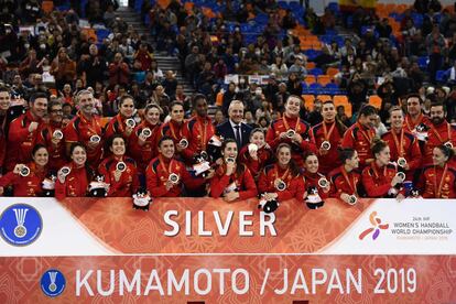 Las jugadoras de la selección española celebran la medalla de plata en el Campeonato Mundial de Balonmano femenino, disputado en Kumamoto (Japón) el 15 de diciembre. Un penalti marcado por Holanda a falta de seis segundos para el final dio a la selección holandesa la victoria por 30-29.