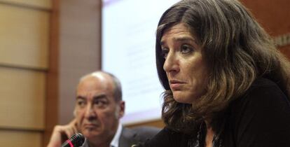 El diputado general de Gipuzkoa, Martín Garitano, y la diputada de Hacienda, Helena Franco, este miércoles en San Sebastián.