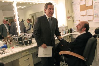 Iñaki Gabilondo con Alfredo Pérez Rubalcaba en el camerino de CNN+ antes del programa de ayer.