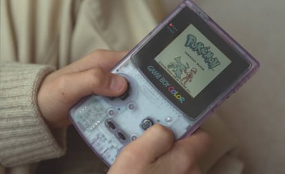 El viejo Pokemon edición azul visto en una Game Boy Color