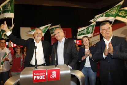 De izquierda a derecha, José Antonio Griñán, Alfonso Guerra, Soledad Cabezón y José Antonio Viera, en el mitin de cierre de campaña en Sevilla.