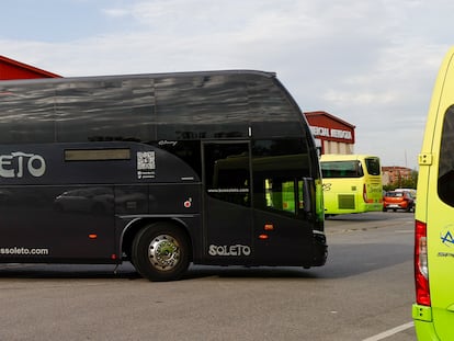 Un autobús que suele dar servicio a los colegios públicos sale de su base este jueves en la localidad de Loiu (Bizkaia).