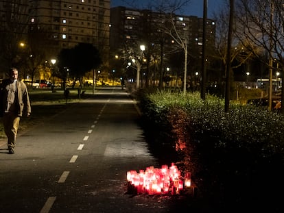 Altar con velas en Usera, en homenaje a uno de los jóvenes fallecidos este fin de semana en Madrid por peleas entre pandillas.