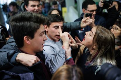 Una trabajadora de la universidad discute con unos estudiantes que sujetaban una pancarta a favor de Ayuso, durante el acto en el que la presidenta de la Comunidad de Madrid ha recibido la distinción como Alumna Ilustre de la Complutense.