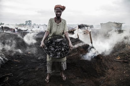 Makandjé, líder de la Asociación de mujeres de Parc du Pont, fue la primera mujer que empezó a trabajar como carbonera en San Pedro, en 1998. Tiene su propio horno, mantiene a su familia y anima a otras mujeres a empoderarse financieramente produciendo carbón vegetal. Tiene cuatro hijos. 