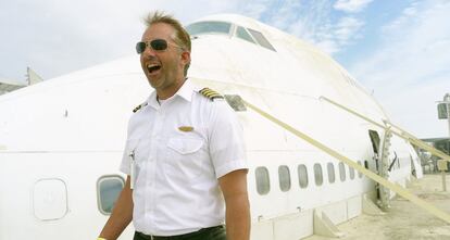 El grupo Big Imagination llevó este año la mitad de un avión Boeing 747 al desierto. En la foto, Ryck, de 47 años, vestido de piloto.