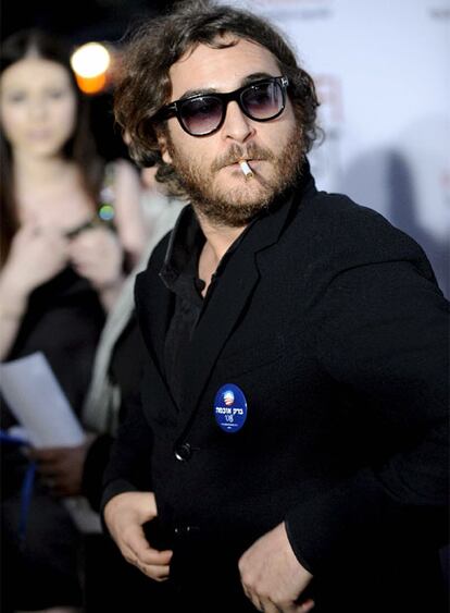 El ex actor y futuro cantante Joaquin Phoenix acudió al estreno de la película 'Che' en Los Angeles (EE UU). Con ese 'look' guerrillero, aunque con gafas de sol y la preceptiva chapita de Obama, no sabemos si pretendió que el director, Steven Sodrebergh, le fiche para alguna secuela de la película. De momento lo va a tener difícil, porque la segunda (y última) parte ya se ha rodado con Benicio del Toro, de nuevo, en el papel del Che.