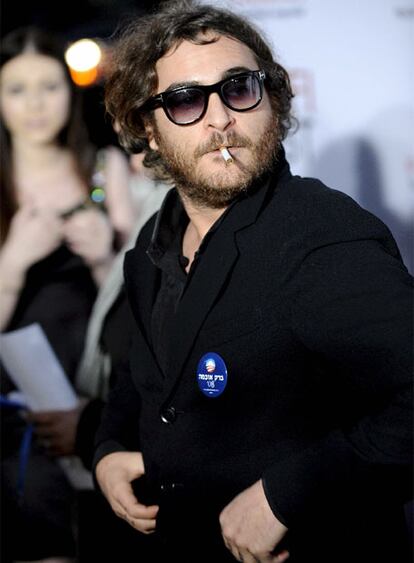 El ex actor y futuro cantante Joaquin Phoenix acudió al estreno de la película &#39;Che&#39; en Los Angeles (EE UU). Con ese &#39;look&#39; guerrillero, aunque con gafas de sol y la preceptiva chapita de Obama, no sabemos si pretendió que el director, Steven Sodrebergh, le fiche para alguna secuela de la película. De momento lo va a tener difícil, porque la segunda (y última) parte ya se ha rodado con Benicio del Toro, de nuevo, en el papel del Che.