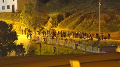 Un grupo de inmigrantes, esta madrugada en Ceuta.