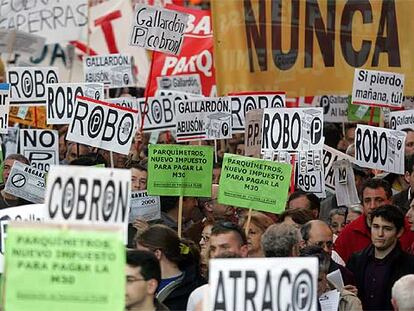 Vecinos de barrios periféricos de Madrid protestan contra la ampliación de los parquímetros.