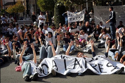 Asistentes a la manifestación contra la cárcel proyectada en Albocàsser, ayer en Castellón.