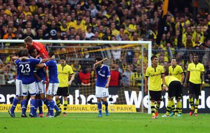Los jugadores del Schalke festeja el triunfo en campo del Dortmund.