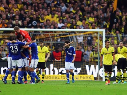 Los jugadores del Schalke festeja el triunfo en campo del Dortmund.