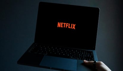 Ordenador portátil con el logo de Netflix en la pantalla.