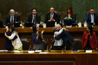 Chile, Valparaíso: Chilean Labor Minister Jeannette Jara (3rd R) and Camila Vallejo