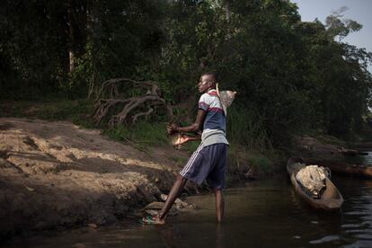 Um pescador retira entranhas de um peixe na ilha Longo, em 1 de março de 2018. De acordo com as estatísticas da ACNUR, a agência de refugiados da ONU, em 2017, 688.700 pessoas da República Centro-Africana tiveram que migrar no interior do país para fugir de conflitos, o que representa um aumento de 60% em relação ao ano anterior.