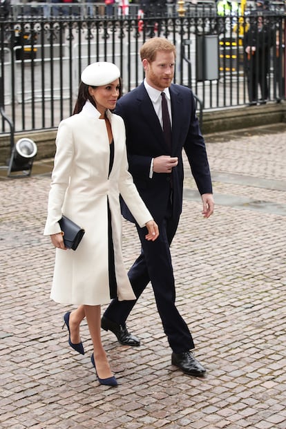 Al igual que Kate, Meghan hace gui?os a Lady Di: para celebrar el da de la?Commonwealth el pasado marzo escogi abrigo y vestido de?Amanda Wakeley y salones de Manolo Blahnik.

Su tocado, de Stephen Jones, es similar a muchos de los lucidos por la madre del prncipe Enrique (que tambin recurra a las creaciones del sombrerero).