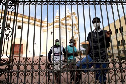 Un grupo de inmigrantes subsaharianos residentes en la plaza de toros de Melilla, en julio