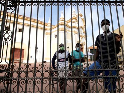 Un grupo de inmigrantes subsaharianos residentes en la plaza de toros de Melilla, en julio