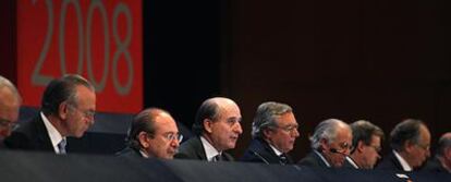 De izquierda a derecha, Isidre Fainé, Luis del Rivero, Antoni Brufau, Luis Suárez de Lezo y otros consejeros de Repsol, durante la junta de accionistas del pasado 14 de mayo.
