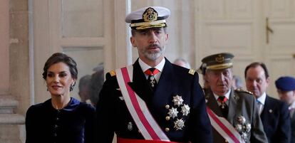 El rey Felipe VI, junto a la reina Letizia, a su llegada a la celebraci&oacute;n de la Pascua Militar.