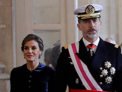 El rey Felipe VI, junto a la reina Letizia, a su llegada a la celebraci&oacute;n de la Pascua Militar.