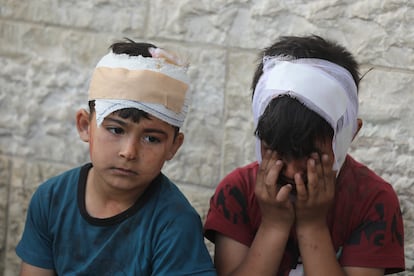 Dos niños palestinos heridos en Gaza, en el funeral de las víctimas de un bombardeo en Deir al Balah, el 11 de mayo de 2024.
