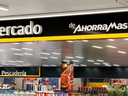 Interior de una tienda reformada de Ahorramás.