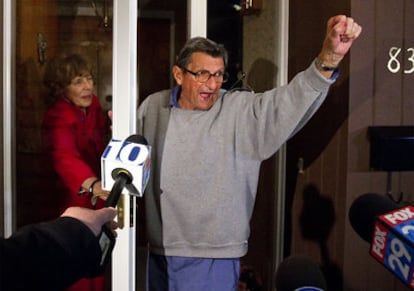 Joe Paterno responde a las muestras de apoyo de sus seguidores a las puertas de su casa en State College (Pensilvania) tras conocerse su destitución