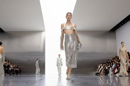 En un escenario cúbico y blanco y con la música de Max Richter, Fendi presentó una colección de blancos, negros y plateados, y líneas rectas y mínimas.