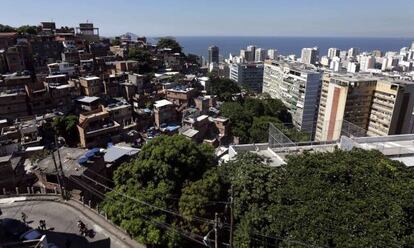 Vista de una favela junto a edificios modernos en R&iacute;o de Janeiro.