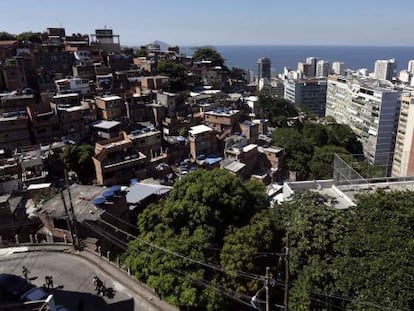 Vista de uma favela ao lado de modernos edifícios no Rio de Janeiro.