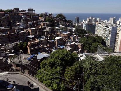 Vista de una favela junto a edificios modernos en Río de Janeiro.