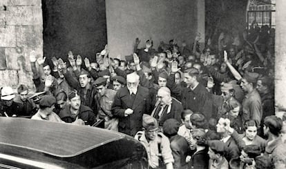 Miguel de Unamuno (con barba blanca), a la salida de la Universidad de Salamanca el 12 de octubre de 1936.