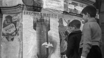 ZONA REPUBLICANA.-Madrid, 20-1-1937.- Un niño observa un cartel que aconseja a la población evacuar la ciudad para evitar los bombardeos nacionales.- EFE
