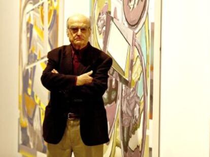 Luis Gordillo posa ante obras de la exposición que presenta en Artium. 