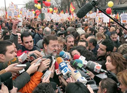 El presidente del PP, Mariano Rajoy atiende a los medios de comunicación a su llegada a la cabecera de la manifestación.