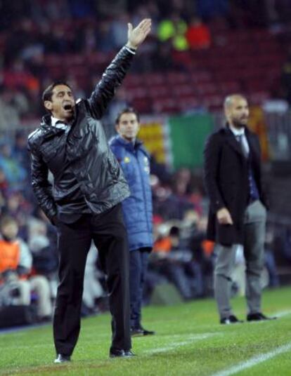 Jiménez da instruciones en el Barça-Sevilla de 2010.