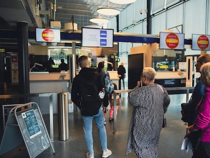 Unos turistas rusos esperaban a pasar el control de pasaportes en el cruce fronterizo de Nuijamaa (Finlandia), el pasado 28 de julio.