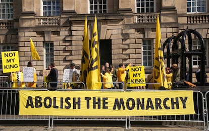 Simpatizantes de la organización antimonárquica 'Republic: “Not my king, not my king!' (República: No es mi rey, no es mi rey) se han congregado en el centro de Edimburgo para protestar con carteles de 'No mi rey' o 'Abolición de la monarquía'. 