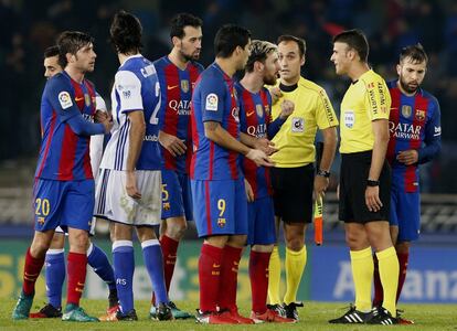  Los jugadores del FC Barcelona conversan con el colegiado Gil Manzano, a la finalización del encuentro.