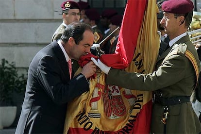 José Bono besa la bandera española en su despedida como ministro de Defensa.