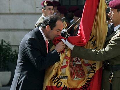 José Bono besa la bandera española en su despedida como ministro de Defensa.