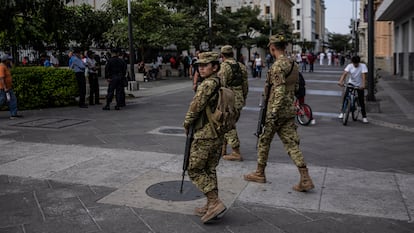 Militares en el centro de San Salvador, en El Salvador