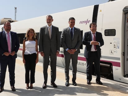 El rey Felipe VI junto al presidente del Gobierno, Pedro Sánchez, durante la inauguración del tren de altas prestaciones de Extremadura en la estación de Mérida este lunes.